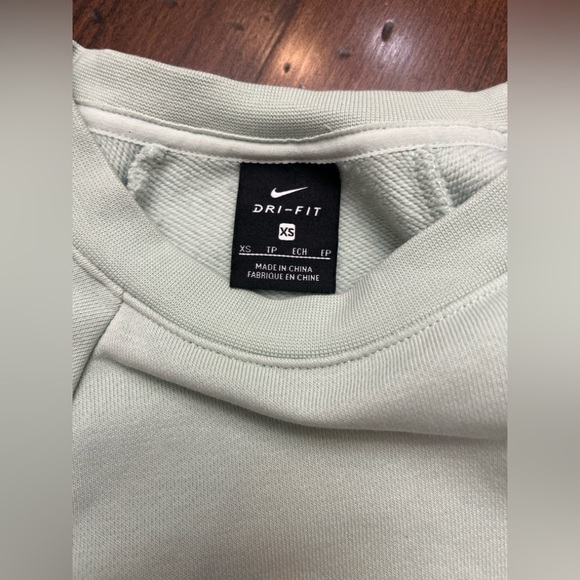 Nike Embossed Cropped Crewneck‎ Sweatshirt Size XS Sage Green Athleisure School - Picture 10 of 13